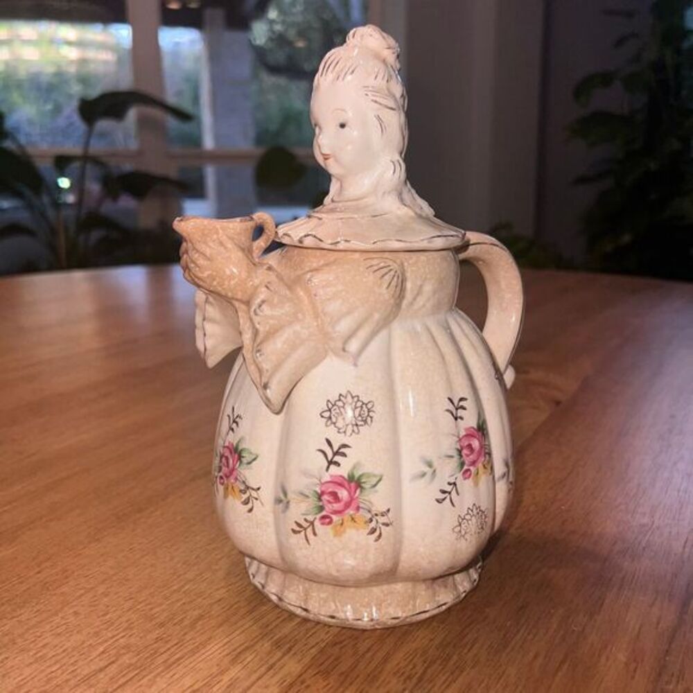Vintage Victorian lady teapot grandma core 40s/50s cottage‎ core kitchen